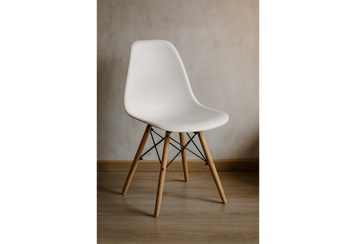 Απεικονίζεται η καρέκλα στο σαλόνι.